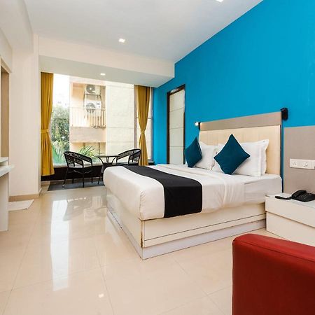 Hotel Aura - Near Malad Link Road ゴライ エクステリア 写真