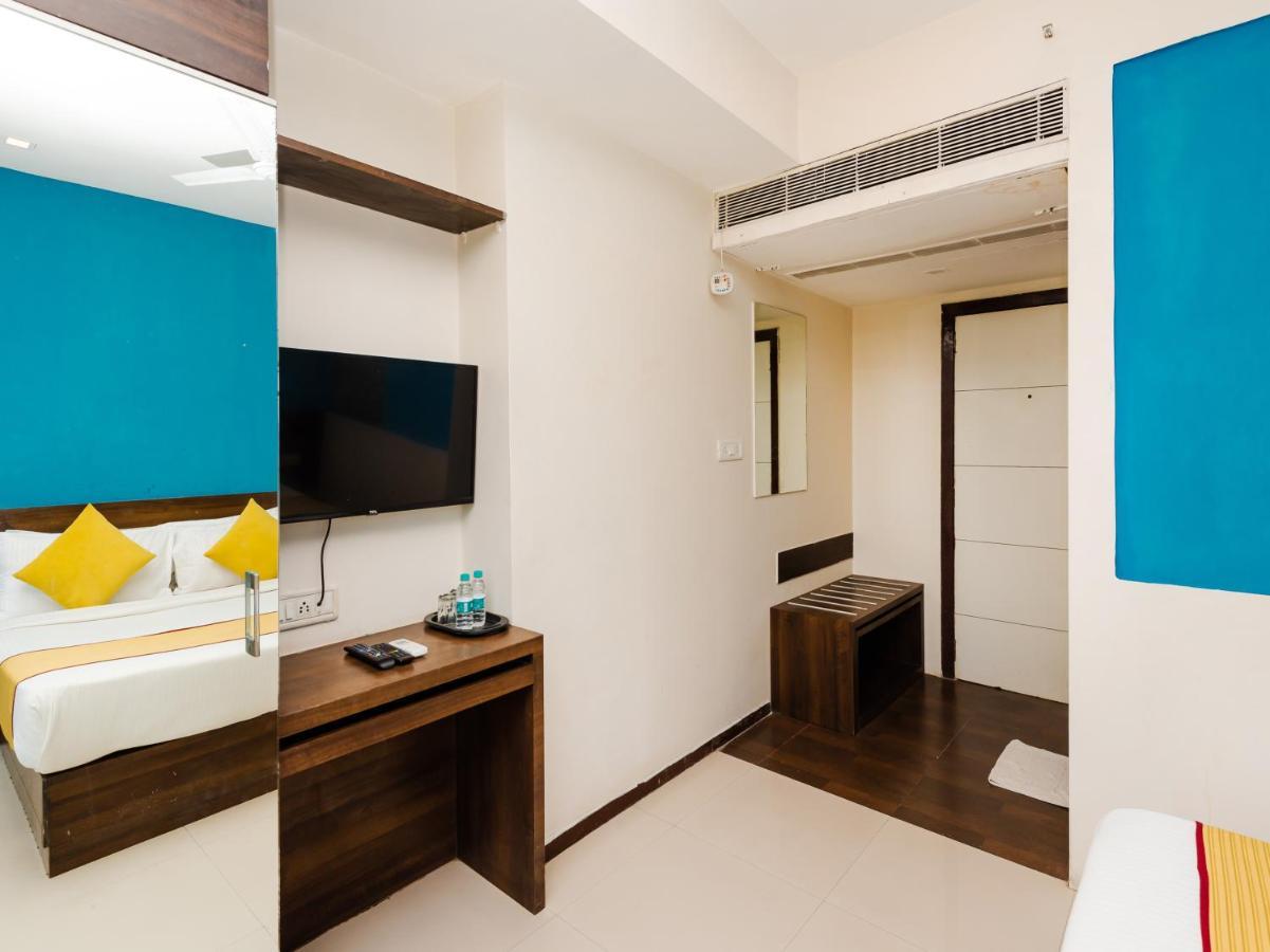Hotel Aura - Near Malad Link Road ゴライ エクステリア 写真