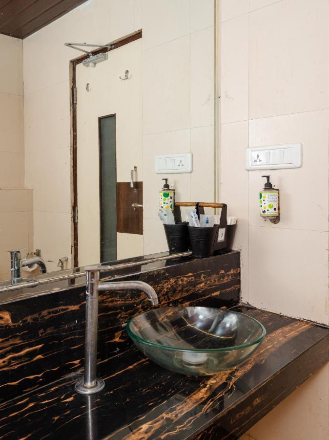 Hotel Aura - Near Malad Link Road ゴライ エクステリア 写真