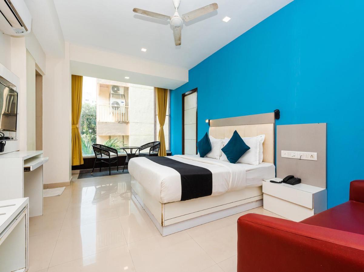 Hotel Aura - Near Malad Link Road ゴライ エクステリア 写真