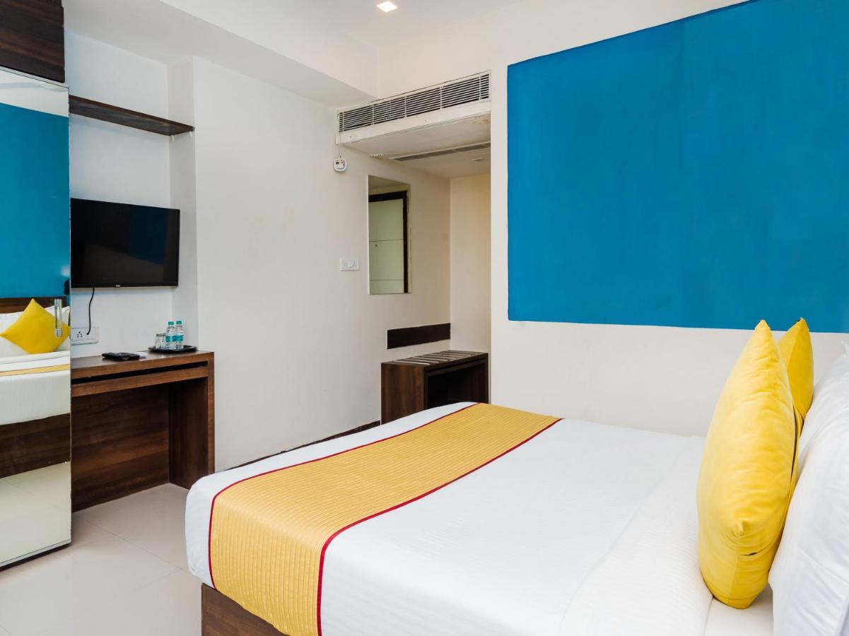 Hotel Aura - Near Malad Link Road ゴライ エクステリア 写真