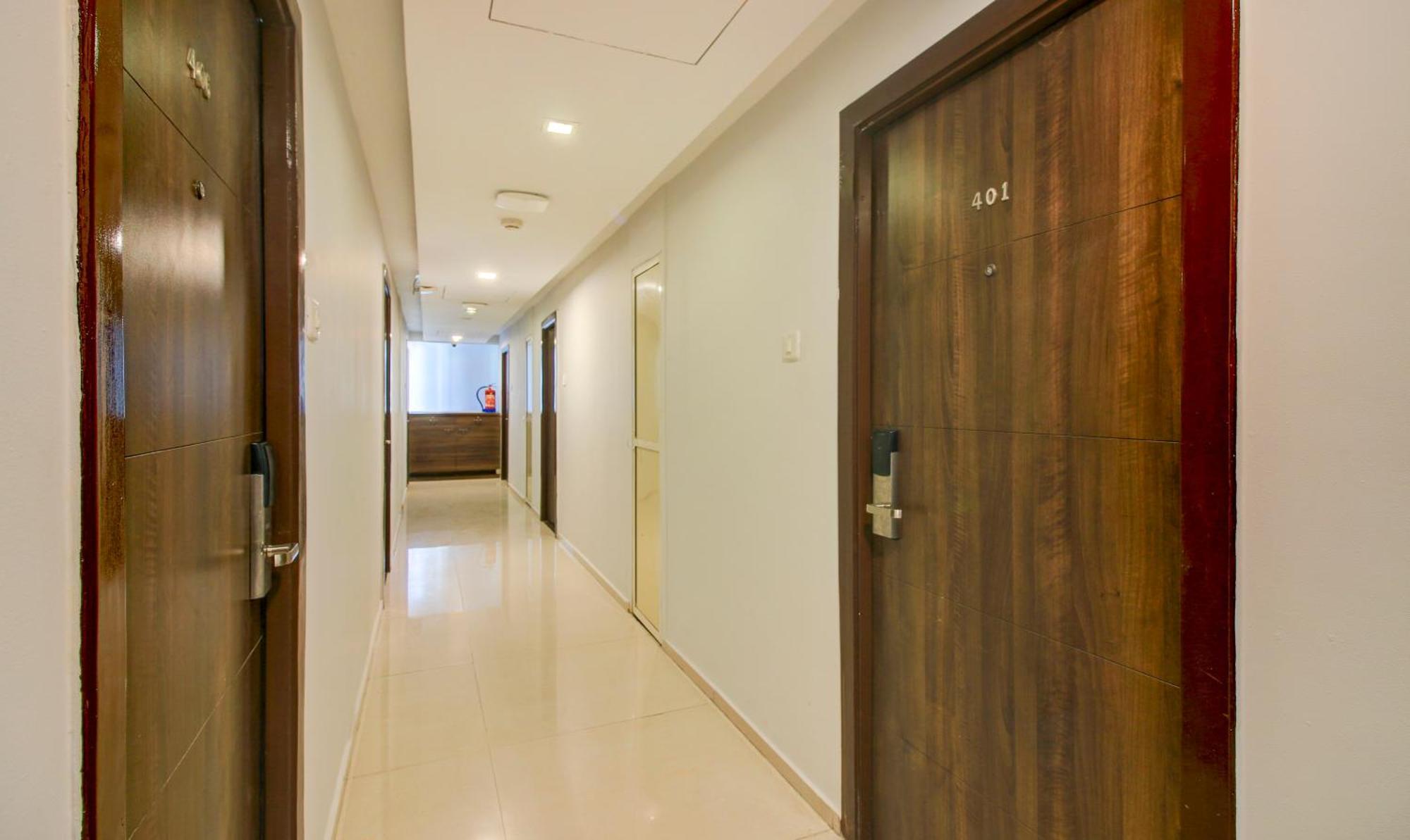 Hotel Aura - Near Malad Link Road ゴライ エクステリア 写真