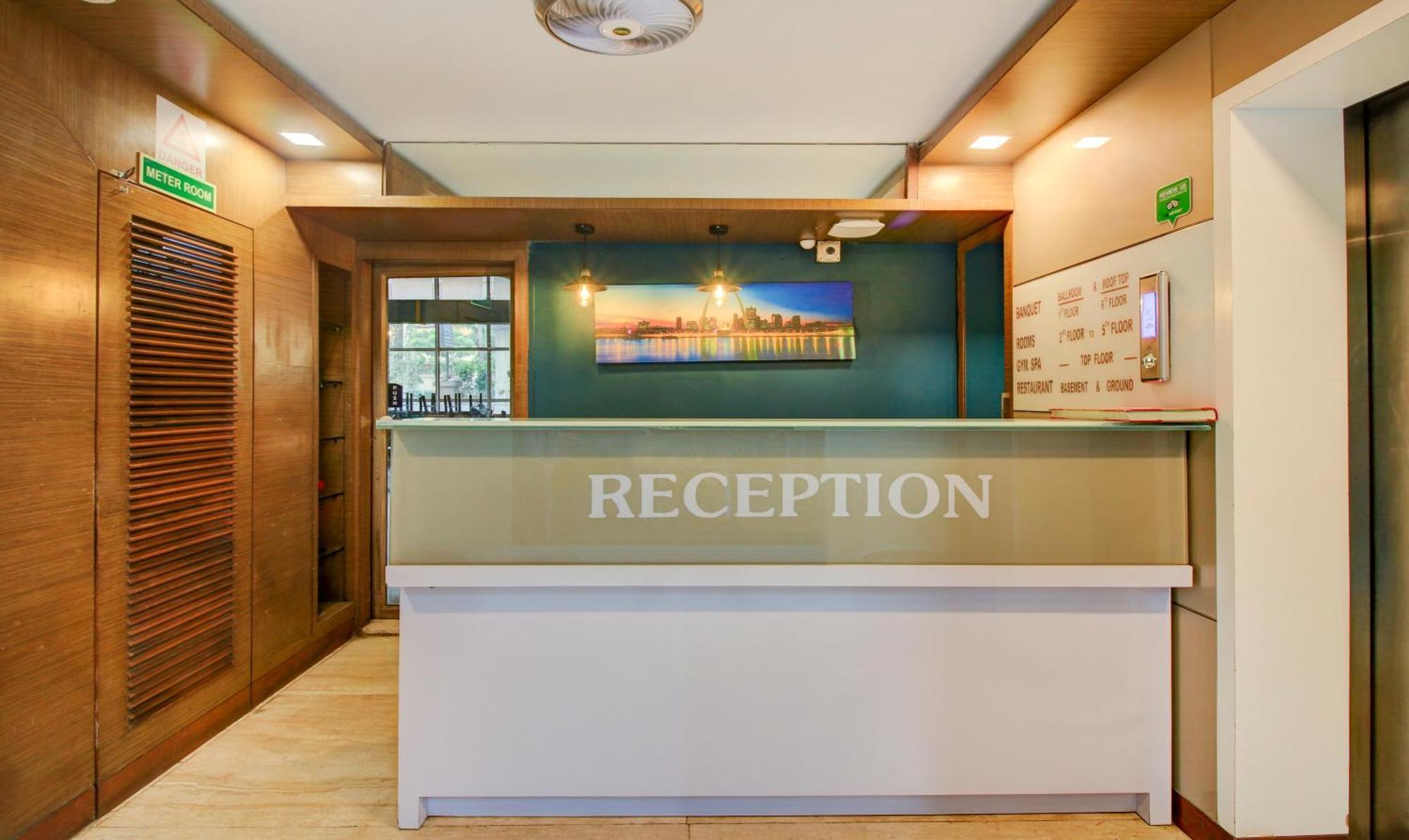 Hotel Aura - Near Malad Link Road ゴライ エクステリア 写真